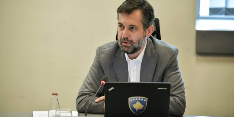 Ministri Çeku kërkon sqarime nga Von Cramon pas postimit për Manastirin e Deçanit