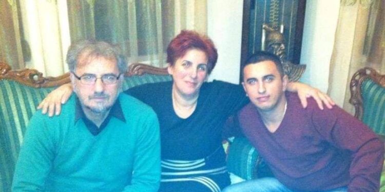“Përfundoi jeta për ty, por edhe për ne si prindër” – Postimi i babait të të riut që humbi jetën në Gjakovë
