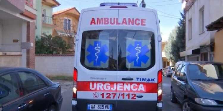 Vetura godet një grua dhe fëmijën e saj 6-vjeçar
