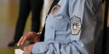 Ngacmohet zyrtarja policore në Mitrovicë, disa persona i shkojnë te dera dhe e gjuajnë me fishekzjarre