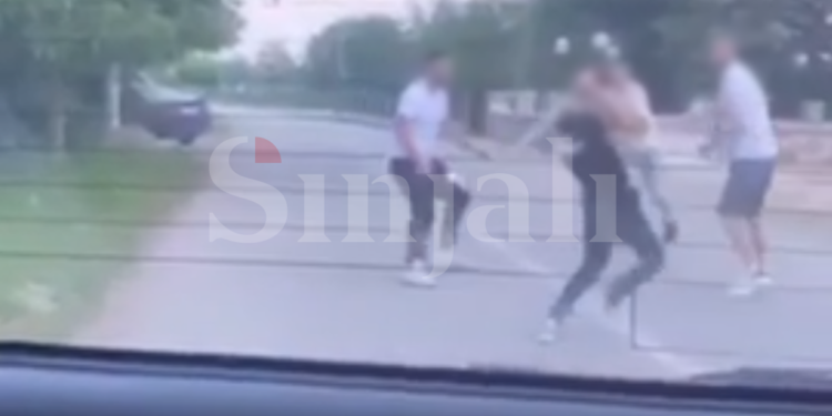Të rinjtë në Deçan rrihen brutalisht me njëri-tjetrin, përpos grushteve përdorin edhe ‘stupca’ – VIDEO