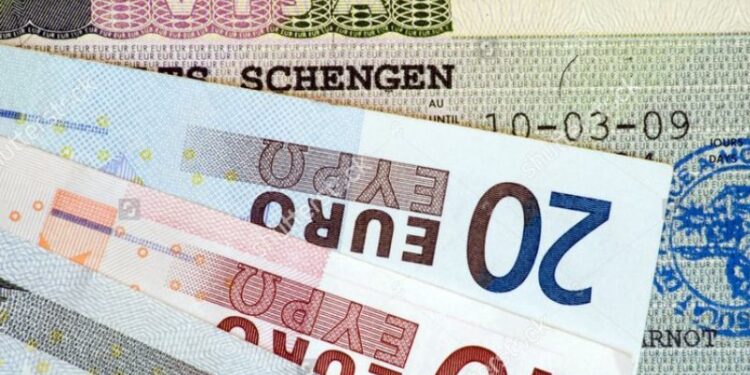 I mashtroi se do t’u siguronte viza pune në Slloveni dhe u mori 2 mijë euro, drenicasi dhe  dy persona arrestohen nga Policia