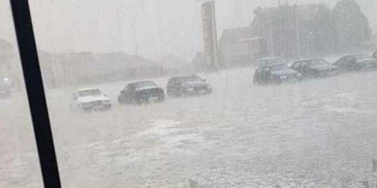 Vërshohen rrugët në Ferizaj pas shiut të rrëmbyeshëm