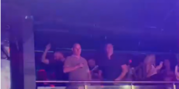 Ramiz Lladrovci shijon jetën e natës në diskotekë nën tingujt e Don Xhonit