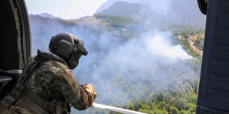 Zjarret përfshijnë disa fshatra në Mitrovicë – Policia, FSK-ja dhe KFOR-i u dalin në ndihmë banorëve