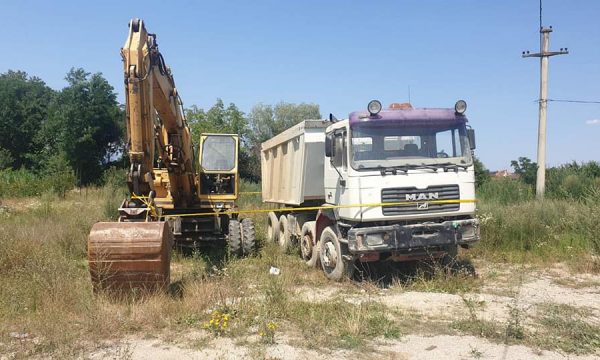 Policia sekuestron tri mjete të rënda me të cilat po nxirrej ilegalisht zhavorr në Lumbardhin e Pejës
