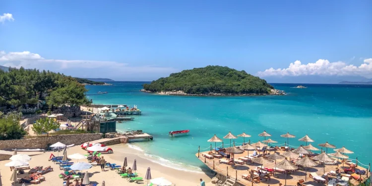 Shkon në 42 euro çmimi për një çadër në plazhin e Ksamilit (FOTO)