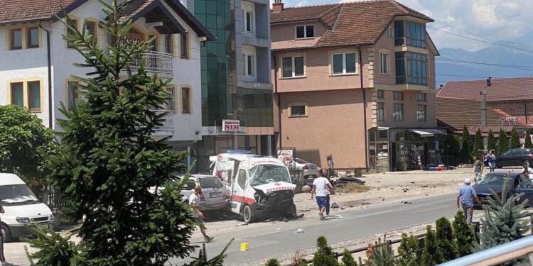 Pamje të aksidentit tragjik në Gjakovë ku humbi jetën shoferi i autoambulancës (VIDEO)