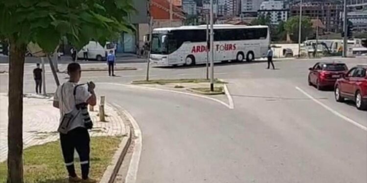 Tifozët e Drenicës dalin në rrugë për të ndaluar hyrjen e studentëve serbë në Prekaz