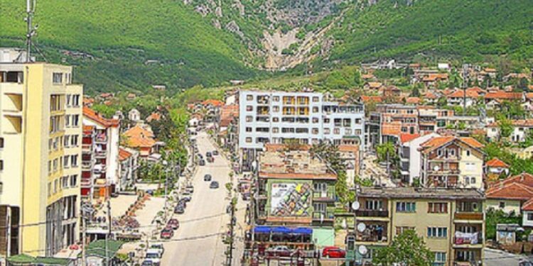 35-vjeçari sulmon punëtoren e kafenesë në Istog, pronari i del në mbrojtje duke ia nxjerrë armën klientit