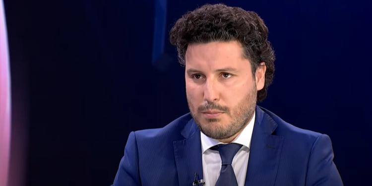 Abazoviq ia bën ‘8 me 2’ gazetarit serb: Ne dhe BE jemi 501 milionë
