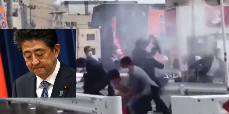 Pamje të rënda: Publikohet video nga momenti kur ish-kryeministri japonez qëllohet për vdekje