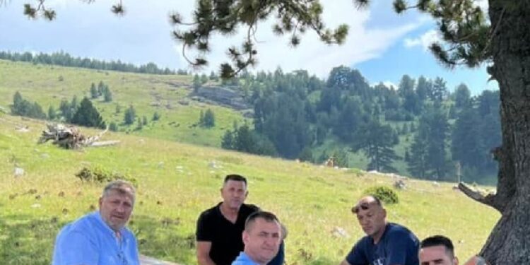 Zafir Berisha del në bjeshkë, publikon fotografi ku i duket arma