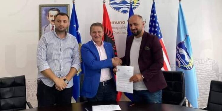 Kryetari Idrizi dhe kryeshefi Morina nënshkruan marrëveshjen për dhënien e dy kamionëve të përfituar nga GIZ për “Unitetin”