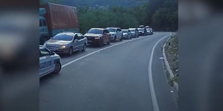 Kolona të gjatë në Jarinjë, mërgimtarët kanë mbetur të bllokuar në Serbi (Video)
