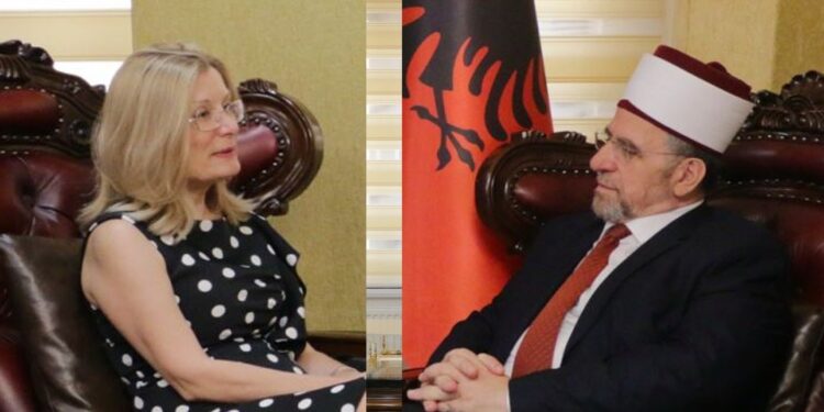 I shkoi në takim me këmbë të zbuluara, BIK-u e pren fotografinë e diplomatës greke