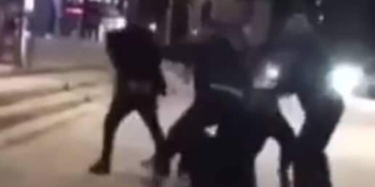 Polici që u akuzua nga Nuredin Lushtaku për sjellje agresive dhe plagosje të kolegut, kishte rrahur brutalisht veteranin e UÇK-së midis Skenderajt (Video)