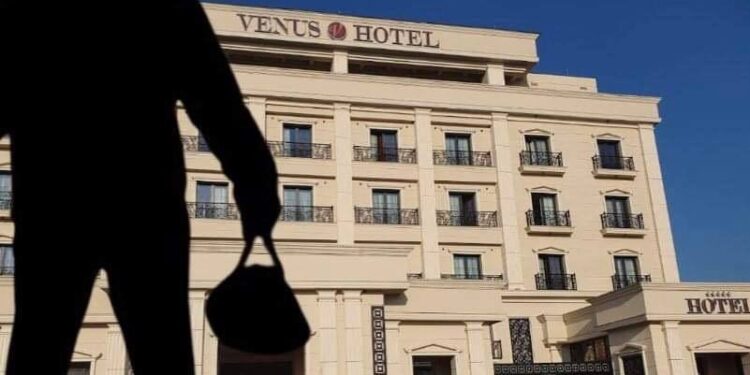 Vjedhje e rëndë në hotelin “Venus” në Prishtinë, punëtori “avulloi” mbi 8 mijë euro nga zyra e pronarit