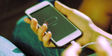 Gabimi që e bëjnë të gjithë, kështu e shkatërroni baterinë e celularit tuaj pa e kuptuar