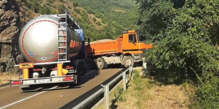 Pamje nga Veriu: Nis bllokimi i rrugëve me kamionë
