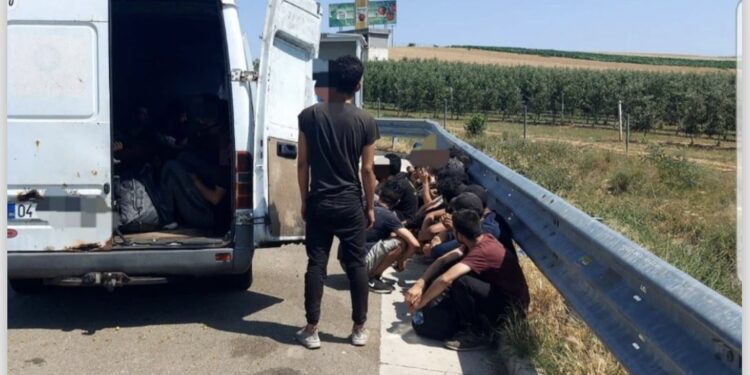 Arrestohet një person në Kçiq të Mitrovicës, dyshohet se po kontrabandonte tetë sirianë