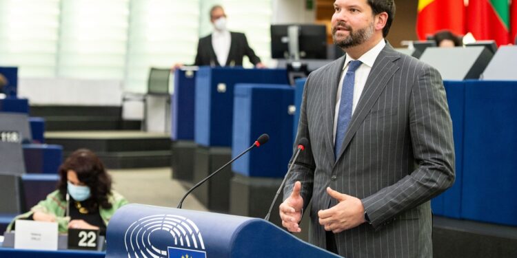 Eurodeputeti austriak: Kosova pagoi lirinë me gjak, nuk ia përmbushët premtimet që ia dhatë