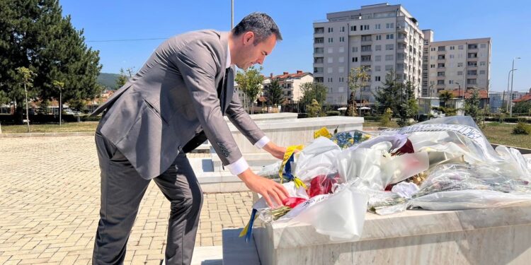 Konjufca bëri homazhe te varri i Adem Demaçit