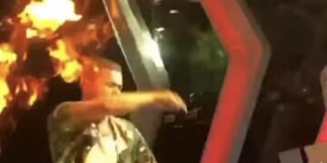 Incident në koncert, Ylli Limani i shpëton flakëve (Video)