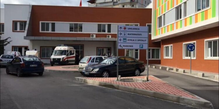 E frikshme: Nëna hidhet nga kati i dytë i spitalit bashkë me foshnjen e sapolindur