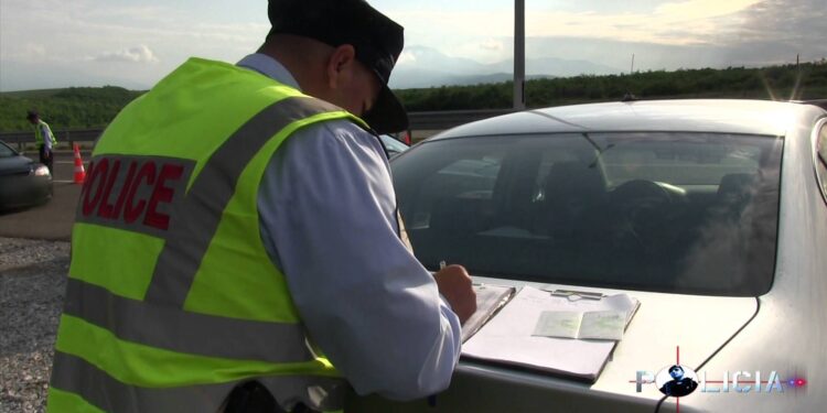 Policia dënon me 500 euro dhe heqje të patentës për 1 vit shoferin që ‘fluturoi’ rrugëve të Gjakovës