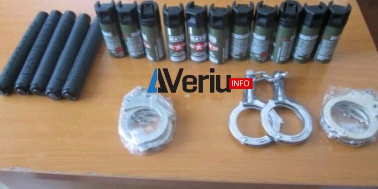 LAJMI I FUNDIT: Arrestohet 68 vjeçari në Mitrovicë, i konfiskohet “mal” me armë, 11 sprej, 5 shufra metalike e 3 palë pranga