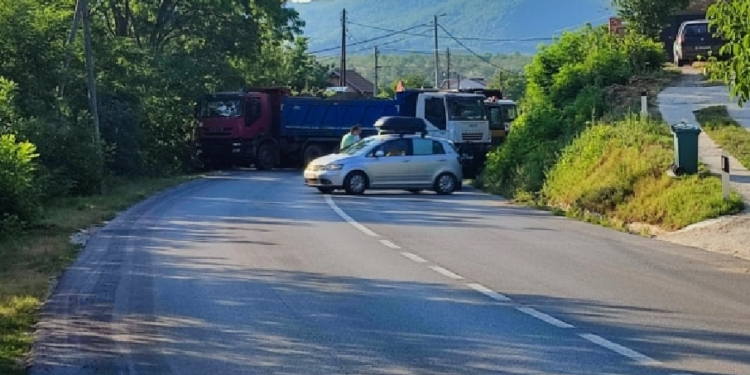 Serbët bllokojnë rrugët, mërgimtarët mbesin në pritje në Jarinje