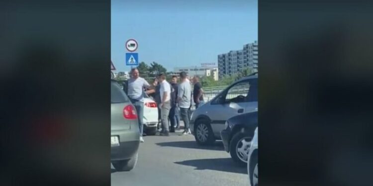 Momenti kur policët civil arrestojnë një person në Prishtinë