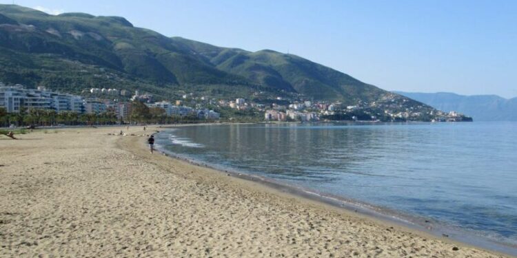 Vlora e boshatisur në mes të sezonit turistik, shkak çmimet e larta