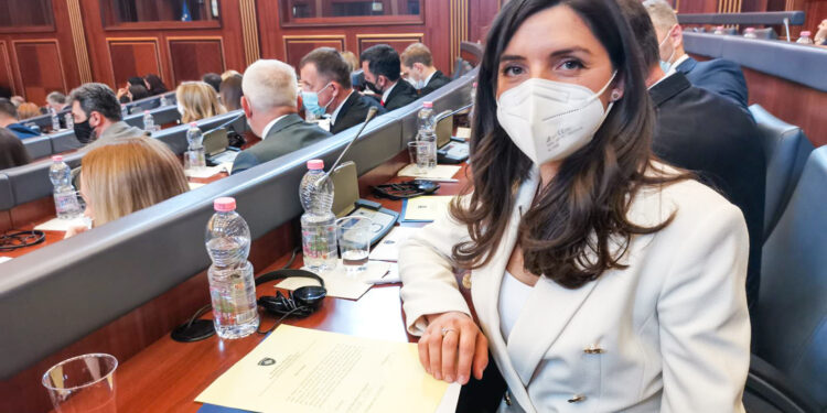 Reagon deputetja e VV-së që mezi e lexoi fjalimin: U dekoncentrova, s’ishte ditë e lehtë për mua