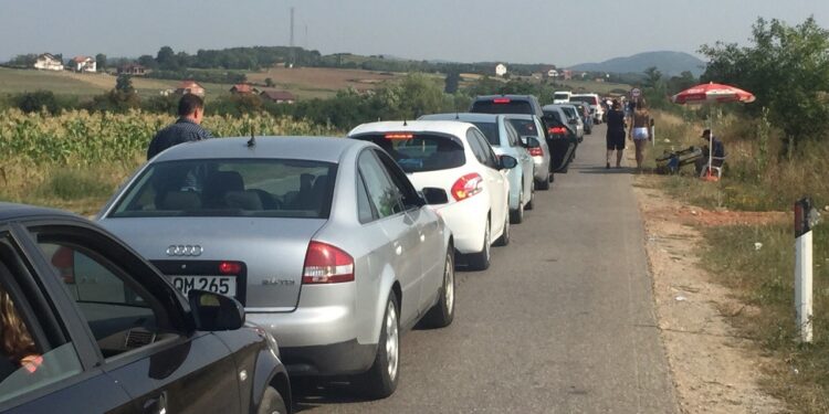 Shtohet numri i mërgimtarëve që arrijnë në Kosovë, kaq orë po presin në pikën kufitare tek Dheu i Bardhë