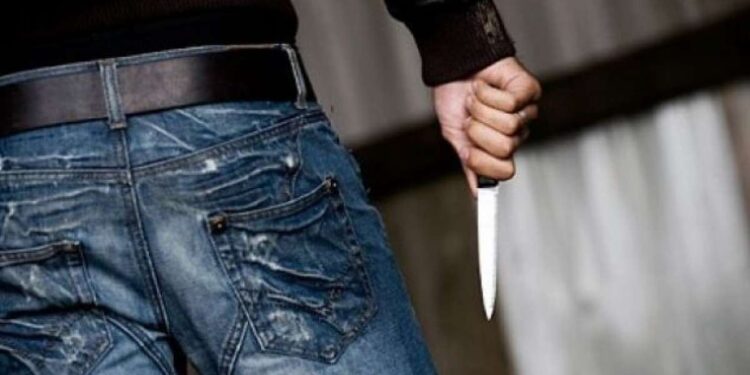 Theret me thikë një person në Fushë Kosovë