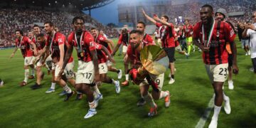 Milani hap bisedimet me mbrojtësin e Premierligës