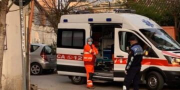 Ngjarje e rëndë në Prizren: I riu ther nënën e tij, Policia e gjen atë me thikë në dorë e gruan e përgjakur