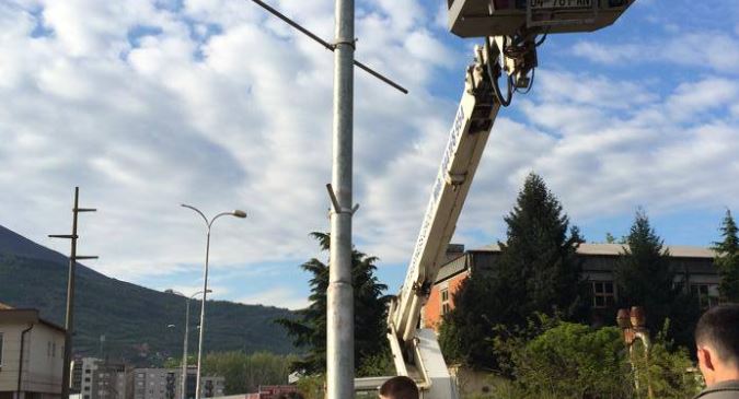 Këputet litari derisa po shkarkonte shtyllën nga kamioni, lëndohet rëndë 23-vjeçari