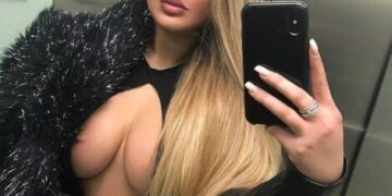 Enca s’ka marre, publikon video e zhveshur me një mashkull që ia mban gjinjtë