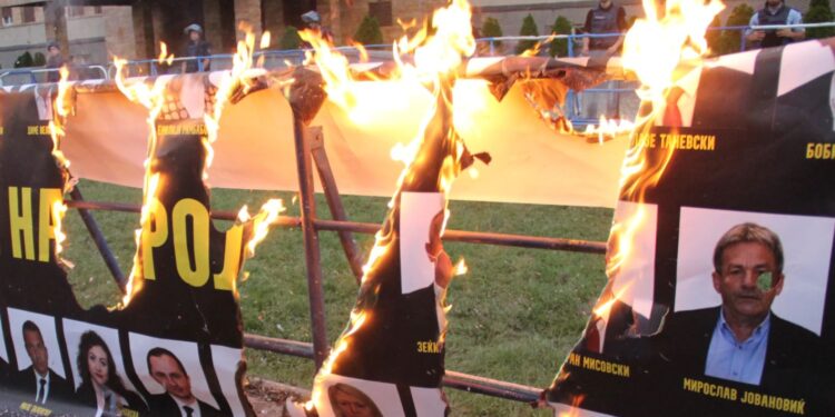 Zjarr para Kuvendit të Maqedonisë, digjen fotografitë e deputetëve të shumicës parlamentare
