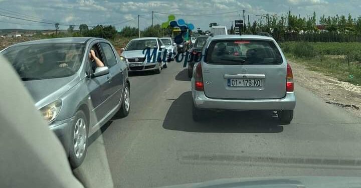 Kolonat e gjata në rrugën Mitrovicë- Prishtinë konsiderohen zullum nga qytetarët