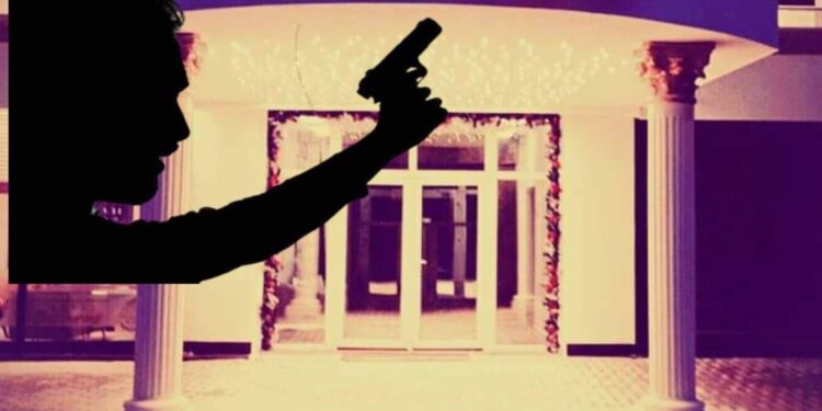 Policia ia mësyn ‘Villa Lluxit’ për shkak të muzikës së lartë, kap në flagrancë të riun mitrovicas me armë