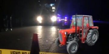 E dhimbshme: Traktoristi 61 vjeç vdes aksidentalisht në Mitrovicë, u përplas në autolarje pas problemeve shëndetësore akute