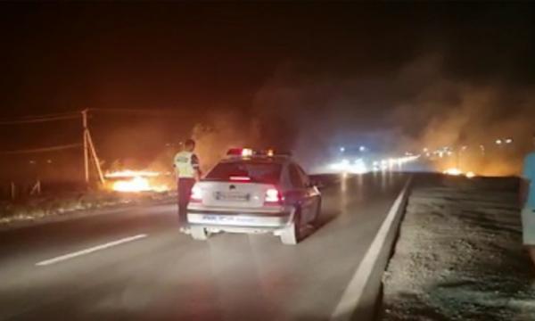 Zjarri “zbret” në autostradën Lezhë-Milot, kalimi i makinave me vështirësi
