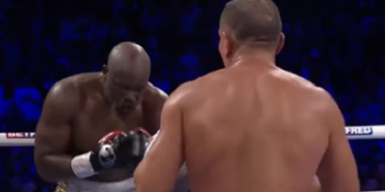 Ishte rundi i 12 dhe energjia ishte në mbarim, por shikoni si Chisora ‘ia dridhi’ Pulevit