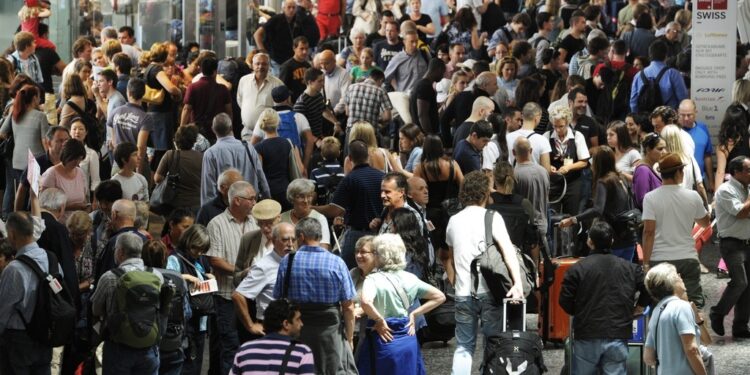 Kaos nëpër aeroportet në Evropë, anulohen 15,000 fluturime në gusht