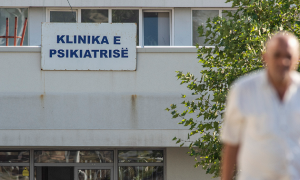 Personi që theri veten me thikë në shesh dërgohet në Psikiatri, mjekja jep detaje