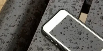 Çfarë duhet të bëni nëse ju bie telefoni në ujë